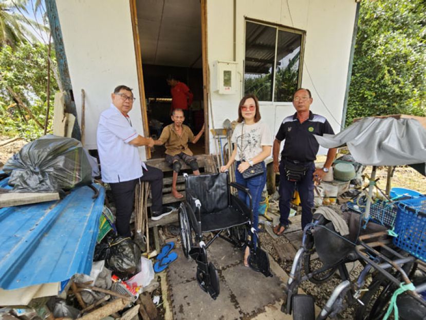 晋汉连省华总副会长本固鲁刘金升（左一）代表移交由华总会长拿督黄良杰所捐赠的轮椅给实吧岸七十馀高龄伊班老伯。在场见证者有华总妇女组主任兼福利组组员张慧娇及县议员田金古（右一）。