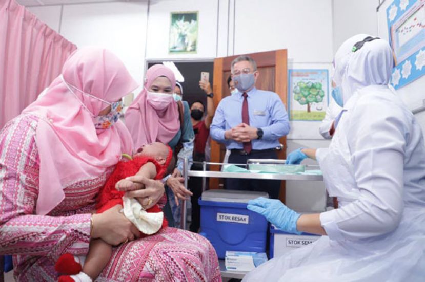 卫生部长拿督斯里阿汉巴巴为全国肺炎链球菌疫苗主持推展礼后，巡视婴儿注射疫苗过程。        