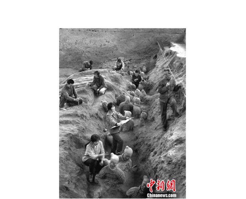 秦俑早期发掘工作照。