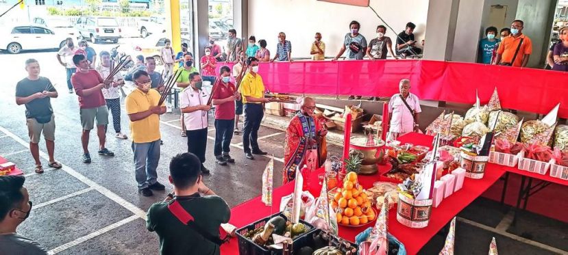 一众人参与祭拜仪式，前排左起为南市市议员吴芝辉、南市市长黄鸿圣、实都东市场盂兰胜会去年炉主李小龙及砂总理署政治秘书陈开；次排左为南市贩商公会主席陈春雄。