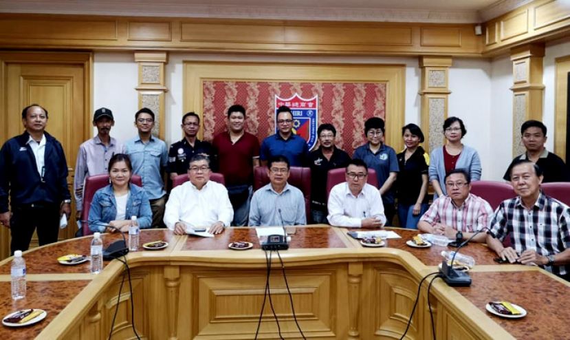 2020美里缤纷市集筹备会议后，美里中华总商会理事长李开运(坐者左3)与出席者合影。