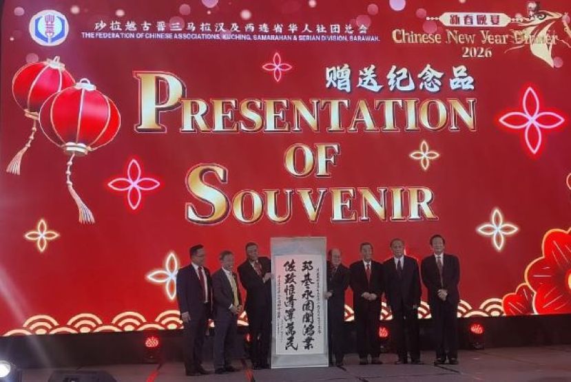 赠送纪念品予主宾砂总理阿邦佐哈里，并由代表副总理拿督阿玛道格拉斯接收时影。左起为晚宴筹委会主席陈瑞光、砂副总理拿督阿玛沈桂贤和拿督斯里黄良杰；右起为署理会长拿督王长福、财政拿督余志豪及执行顾问黄张金发。