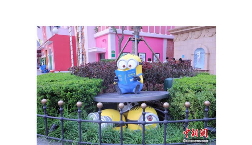 北京环球影城主题公园小黄人乐园景观。