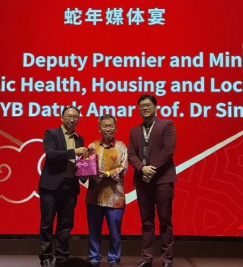 古晋省新闻从业员协会蛇年媒体宴筹委会主席田诗其（左）赠送水果礼篮予主宾拿督阿玛沈桂贤时影。右为古晋省新闻从业员协会主席张德伟。