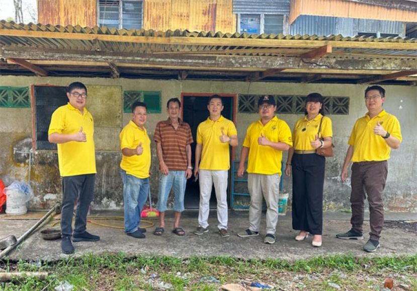 完工后检查过程和屋主合影，左起为县议员刘佑鹏、县议员官玟赋、屋主、人联党石隆门支部主席张毓伦、温武胜、县议员温紆燕与县议员陈效缘。