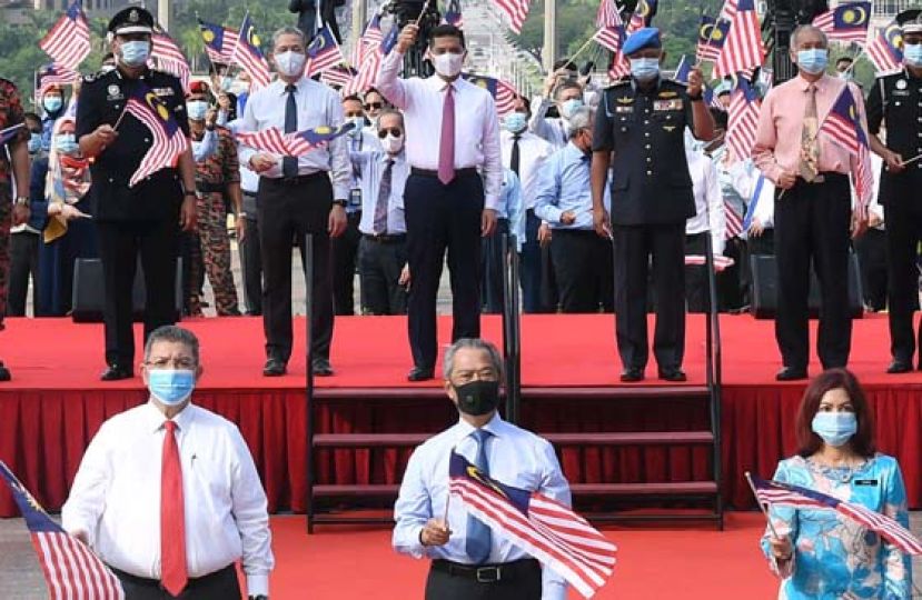 首相丹斯里慕尤丁（前排中）主持2020年国庆月及挥动辉煌条纹运动推介礼。