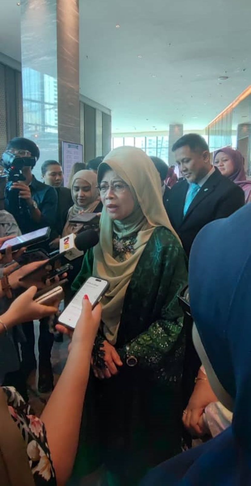 拿督斯里陈赛明陈述她亲身经历了因烟霾影响而导致飞机无法降落时摄。