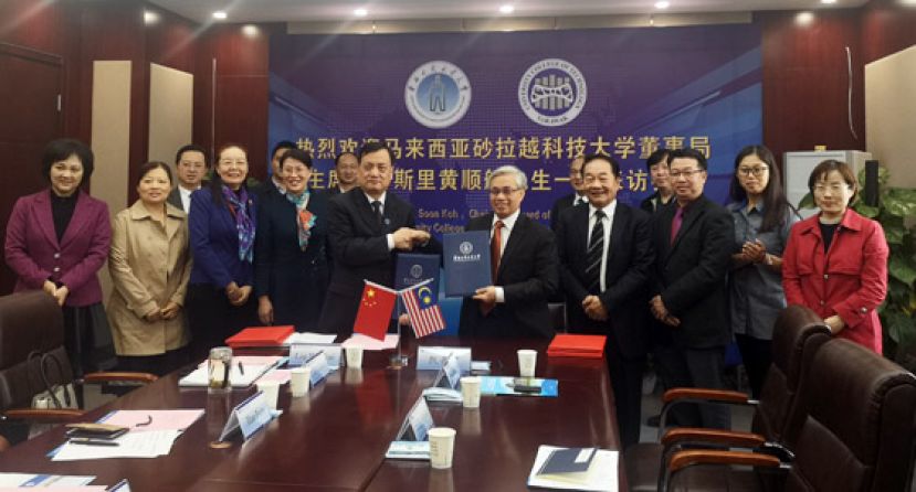 在黄顺舸见证下，砂科技大学校长拿督凯鲁丁与华北水利水电大学校长刘文锴签署两校多项合作备忘录。