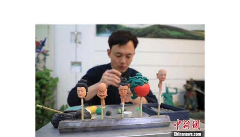 张修旭在制作面人。