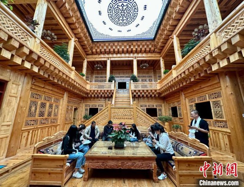 甘肃省高质量发展调研行集中采访团走进甘南藏族自治州，采访当地藏家乐经营情况。