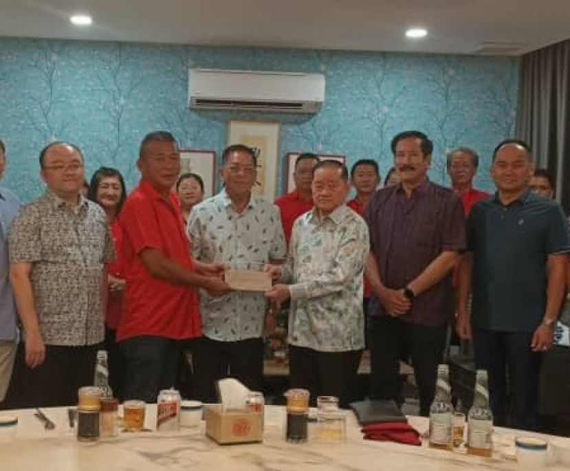 拿督斯里刘为强太平局绅（前排右三）从吴明发手中接过邀请函。左一为甲必丹拿督刘思乐丶左三为天猛公拿督陈如飞丶右一与右二为拿督龚财兴丶拿督黄松深。