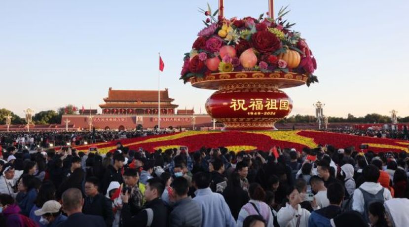天安门广场十一升旗礼     逾12万人现场观看