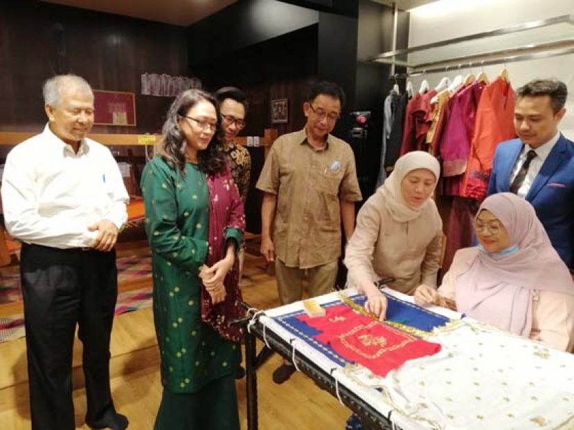 拿督斯里南茜苏克里（站着右二）欣赏砂马来松革及马来刺绣编织品，右三为拿督阿都卡林韩沙及拿督陈超耀（左一）。