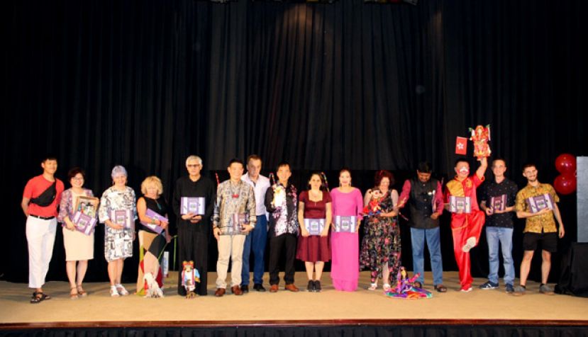 表演者与嘉宾合影。