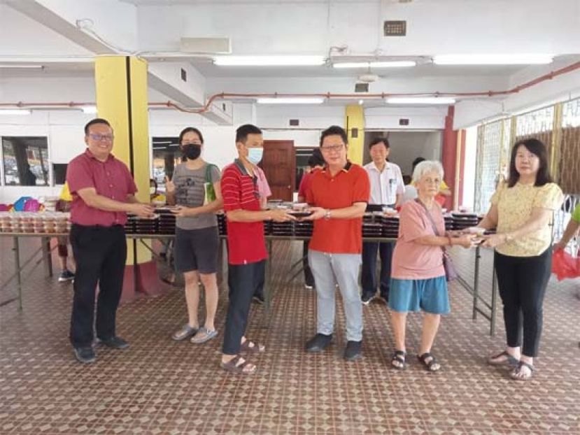 砂拉越佛教会副主席林迪辉（左一）连同砂拉越德教会紫霞阁署理阁长房秀芳（右一）及林华山观音堂公会副主席郑志国市议员（右三）分发素食餐盒及汤圆于出席的民众。