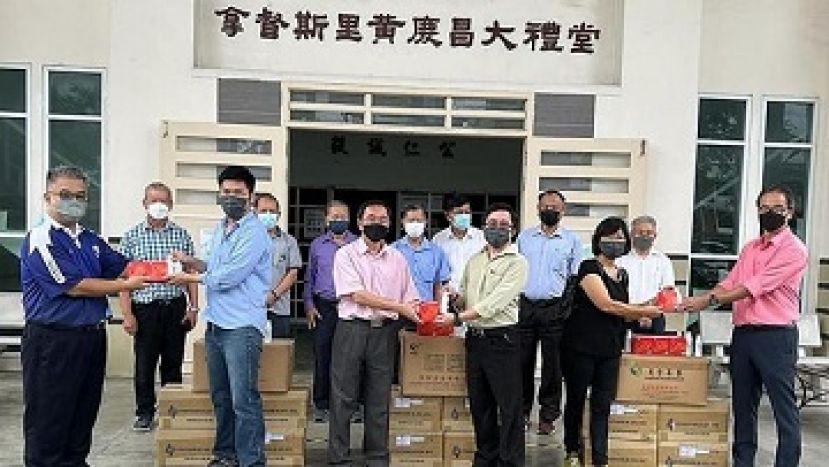 移交仪式由古晋中中校董会一众校董出席与见证，由翁岳春校董创办之友好企业有限公司旗下子公司旺胜企业有限公司赠送防疫品与凉茶给古晋中中三校全体教职员使用。见证者：后排左起 &ndash; 中中校董会监学杜亚玻、财政郑雅泰、监学翁岳春、署理主席拿督陈日枝、副主席陈晋宗、秘书长关伟华及监学何健赞。