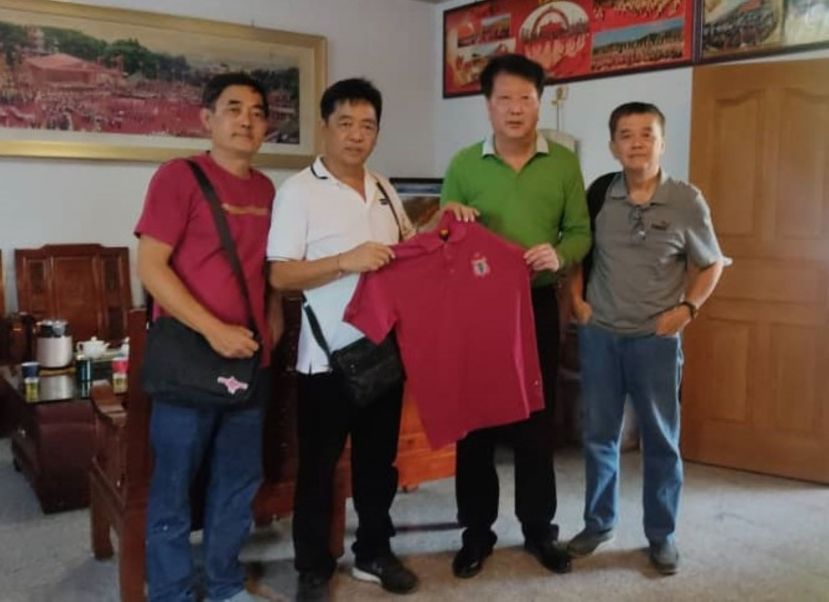 毕打拿忠福宫主席许义华（左2）从中国南安诗山凰山寺主任黄仕群（右2）手中接过纪念品。