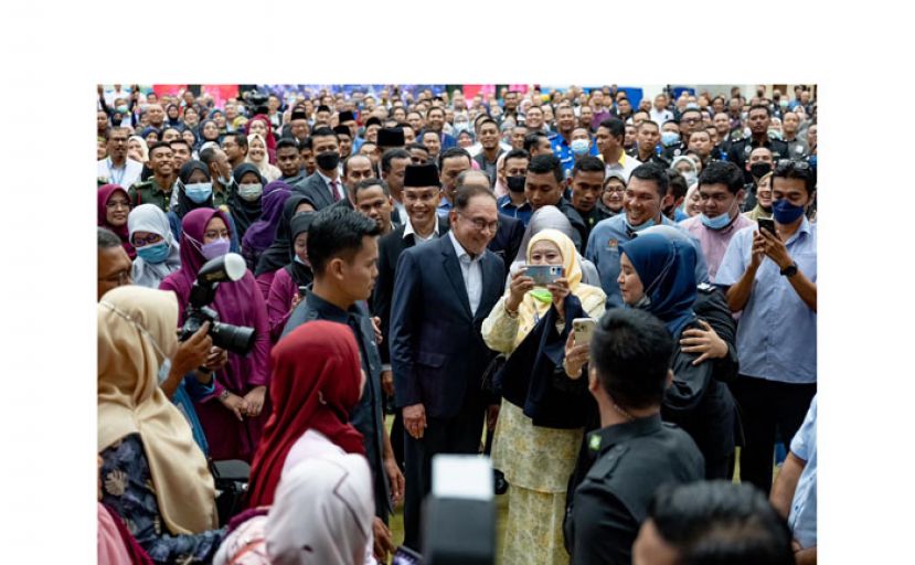 首相安华在玻璃市与玻州公务员见面。