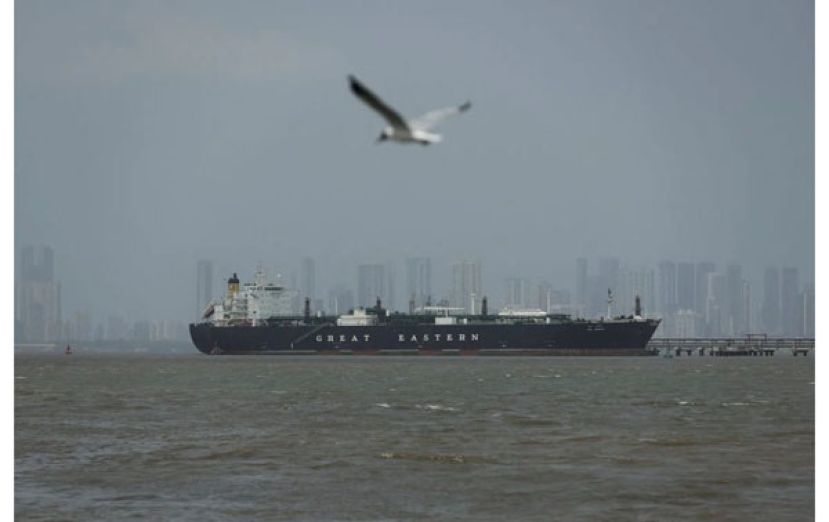 一艘货轮在穿越荷姆兹海峡后停靠印度孟买当港口，进行液化石油气运送。
