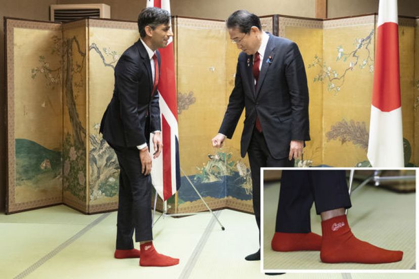 英国首相苏纳克穿广岛鲤鱼队袜子，与岸田文雄共进晚宴。