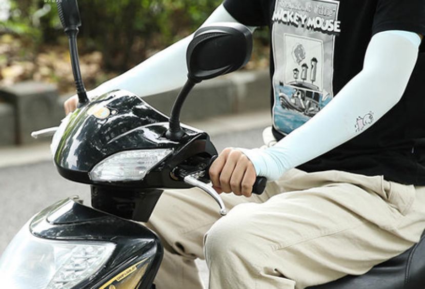 戴袖套防晒 黑色比白色佳