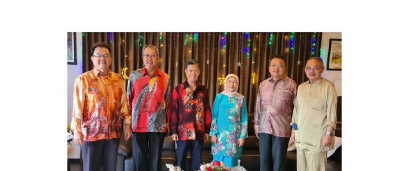 古晋中华总商会理事在会长拿督陈日枝（左三）的带领下，前往向联邦旅游、艺术及文化部长南茜苏克里贺  节。右二为古晋中华总商会秘书长拿督蔡文铎、右一为部长政治秘书Mohammed Kamaluddin ;  站者左二为古  晋中华总商会副会长郭应茂、左一为古晋中华总商会数字经济组主任田松茂。