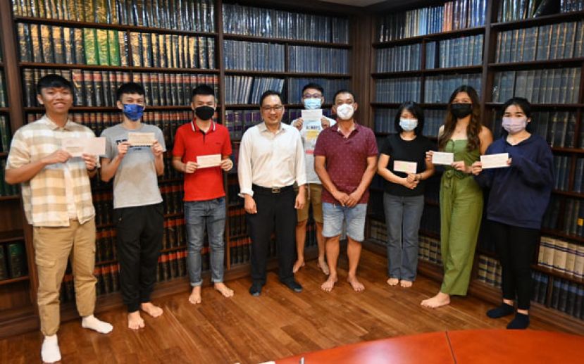 张健仁（左四）与所有李氏基金助学金受惠者及陪同孩子领取助学金的家长合影。