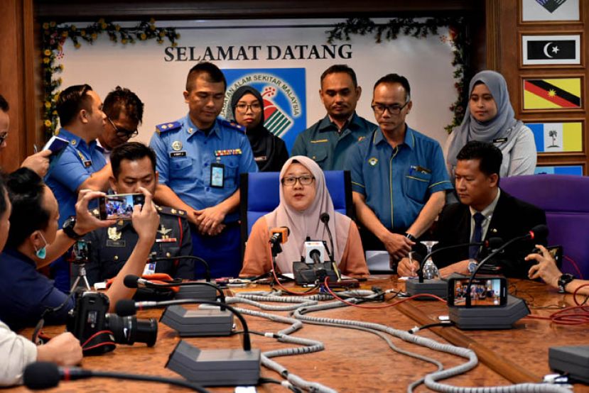 大马能源、科学、科技、气候变化及环境部副部长慕丽娜（中）召开新闻发布会。  &nbsp;