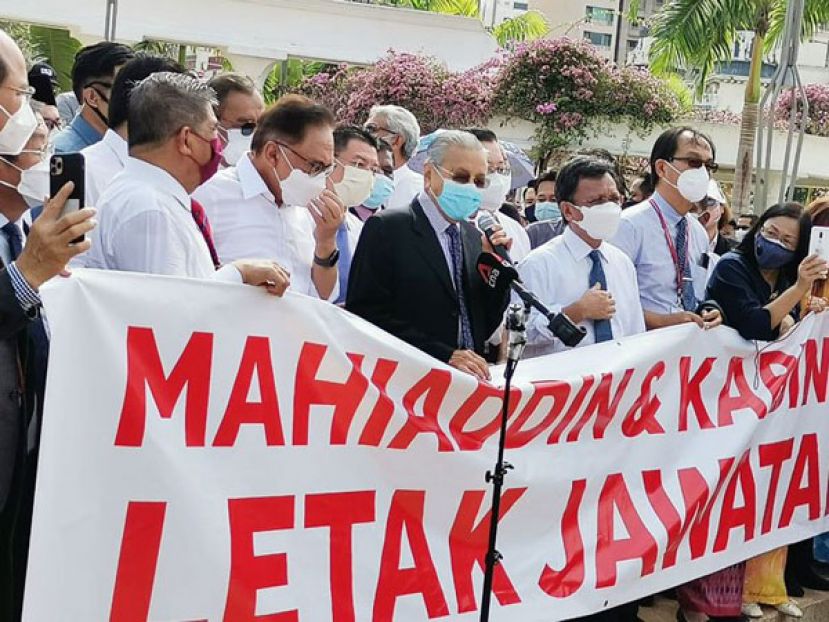 马哈迪周一与一众希望联盟议员齐聚在独立广场前，向媒体发表谈话。