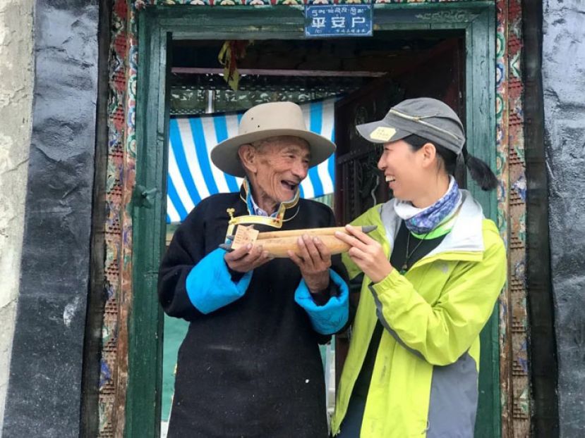 郑芬兰与藏族老人交流。