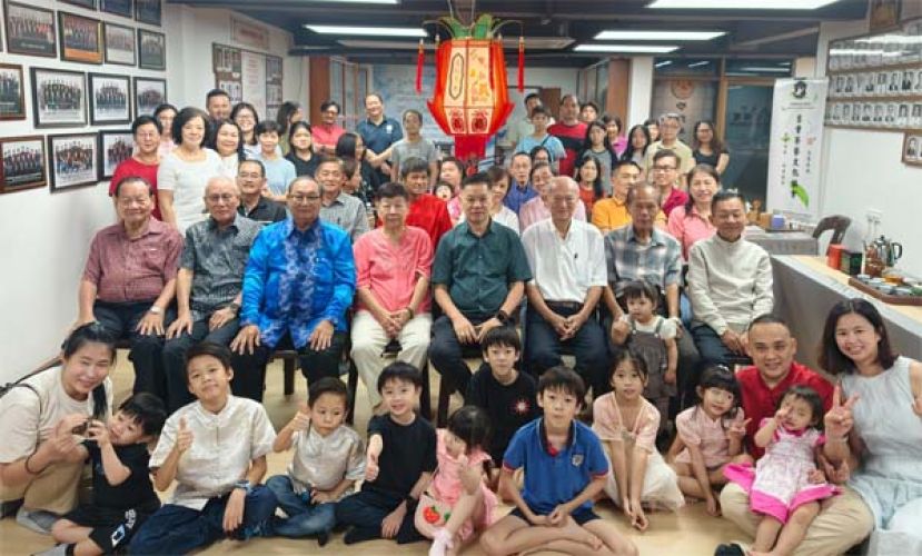 出席砂拉越陇西公会中秋联欢晚会的宗亲们合影。前排坐者右一起为署理会长李开生、名誉会长董伟强、李福安、会长彭国良、名誉顾问李锦秋。左一起为名誉顾问李健洲、李锦春及甲必丹彭裕华。