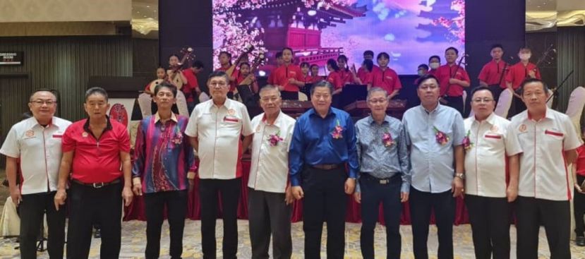 大马六桂堂总会领袖于日前在柔佛麻属六桂堂宗祠庆典合影；左起为洪文生、 方金贵、洪永在、拿督斯里洪来喜局绅、总会长洪平进、江宗兴、洪清水 、洪进宝、拿督汪爱泉、洪宜兴。
