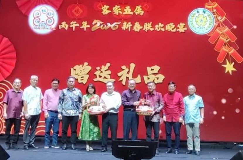 晋汉斯省大埔同乡会主席兼晚宴大会主席罗绍凤（左5）及2026丙午年客家五属新春联欢晚宴筹委会主席何晋兴（右4）分别赠送纪念品予主宾实旦宾国会议员兼浮罗岸州议员兼晋汉斯省大埔同乡会法律顾问张健仁（右5）及砂拉越华人社团联合总会会长拿督斯里黄良杰（右3）。陪同在旁的有砂拉越客属公会会长刘侑锟（右起）及砂拉越古晋嘉应同乡会会长陈晋宗；左起为左起为晋汉斯省大埔同乡会署理主席蓝德利、古晋惠东安公会会长陈伯通、砂拉越河婆同乡会副会长蔡志杰及古晋会宁同乡会会长江幼德。
