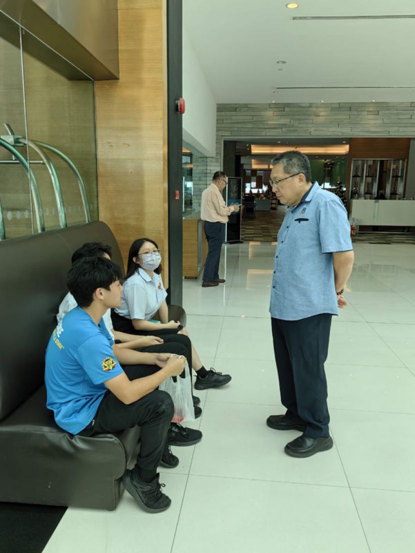 市长拿督黄鸿圣慰问学生。
