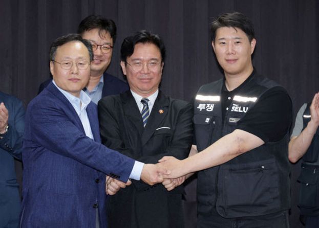 三星电子工会负责人崔承浩（右）、三星电子晶片部门（DS部门）人事团队负责人暨资方首席谈判代表吕明九（左），以及韩国劳动部长金英勋（中），在达成初步薪资协议後於韩国水原市合影。