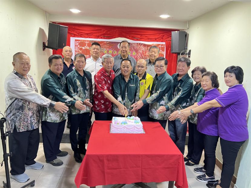 贵宾们联合切新年蛋糕。前排左起，副主席乐龄组主任张锦昌、副主席黄夏荣、副主席拿督刘泍俊、斯省潮州公会主席甲必丹陈崇波、名誉会长拿督黄天明、斯省客家公会主席张国斯、主席拿督吴标生博士、署理主席本固鲁游贤祥、副主席黄爱金、妇女组主任吴标娟及署理主席田秀月。后排左起，斯木省咖啡酒餐商公会主席黄光荣、青年团团长苏腾逸、成邦江张氏公会主席张贵茗及名誉顾问刘恭界。