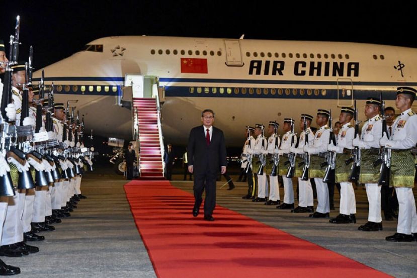 中国总理李强受到仪仗队的夹道迎接。