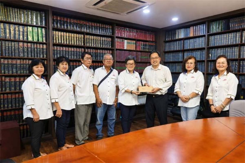 古晋四哩半中华公学校友会筹委会拜访张健仁国州议员(右三),筹委会主席余悦凤(右四)移交庆典邀请函｡右⼆ 为筹委林嫦云,右⼀为筹委官侑郿｡左⼀起为筹委⻩莉珍、⻩妙卿、陈喆彧及楊利松 ｡
