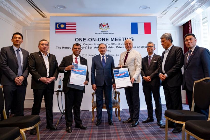 首相安华（左四）见证亚航与空巴公司交换采购A321XLR客机协议。