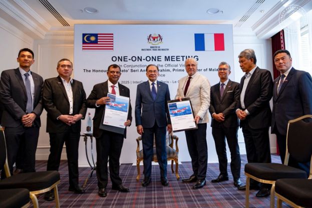 首相安华（左四）见证亚航与空巴公司交换采购A321XLR客机协议。