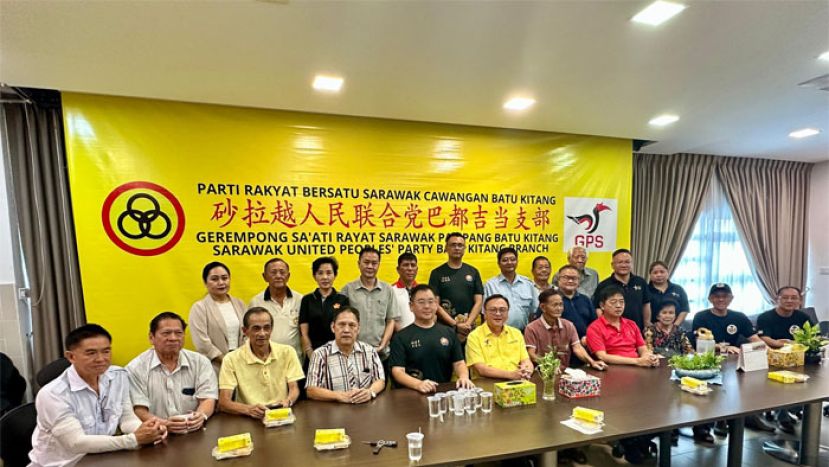 巴都吉当区议员拿督罗克强（前排左六）与17个社团、宗教及教育组织代表合照。
