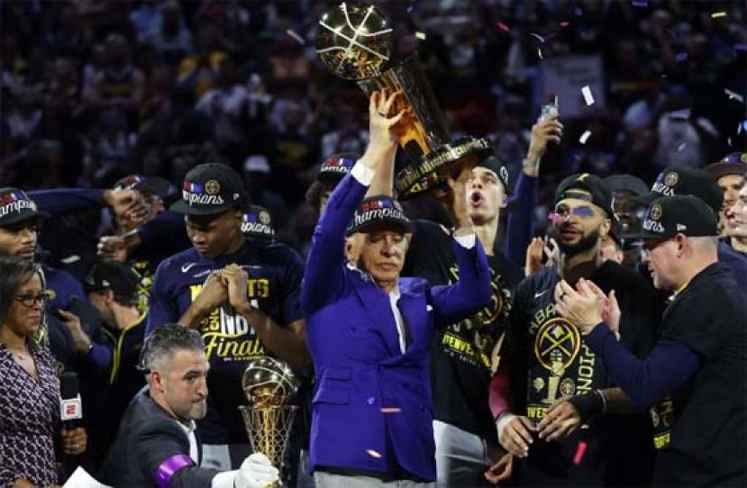 丹佛金块东主史坦科伦恩克高举冠军杯庆祝胜利。