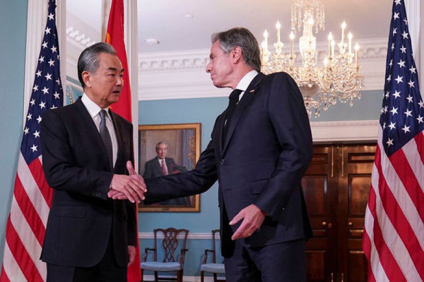 美国国务卿布林肯（右）与中共中央政治局委员兼外交部长王毅（左）26日会谈。