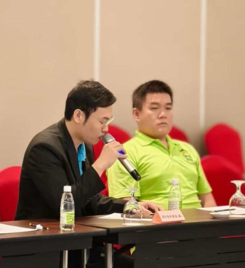 原国际青年商会全国执行副会长、青商参议员蔡健琛（左）在交流会上发言时摄。