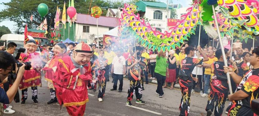 古晋花香街凤山寺庙广泽尊王圣驾巡游，参与出游的队伍圣王公 参拜祝寿。