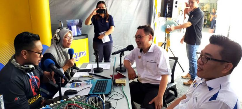  贸消部副部长张健仁（右二）在石角新市镇广场所主办的 2019年购买国货嘉年华暨小贩及小商家日活动上接受电台访问。