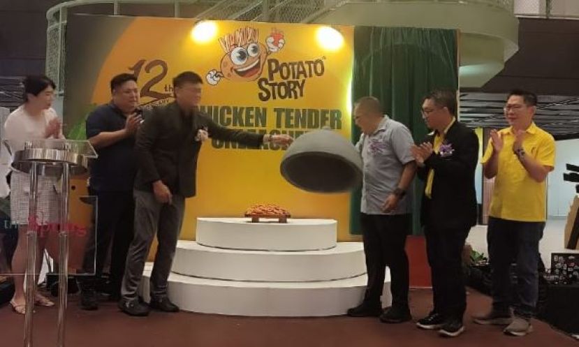 在众嘉宾的陪同下，古晋南市市长拿督黄鸿圣（右三）为全新产品 Chicken Tender 主持推展礼时影。