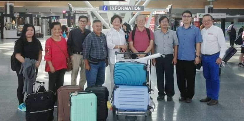 砂拉越古晋中华书画研究会一行人抵达柔佛士乃国际机场时，获得柔佛州书艺协会会长杨金荣（右二）及财政拿汀詹秀芳（左五）的热烈迎接，右三为砂拉越古晋中华书画研究会会长沈捷平。