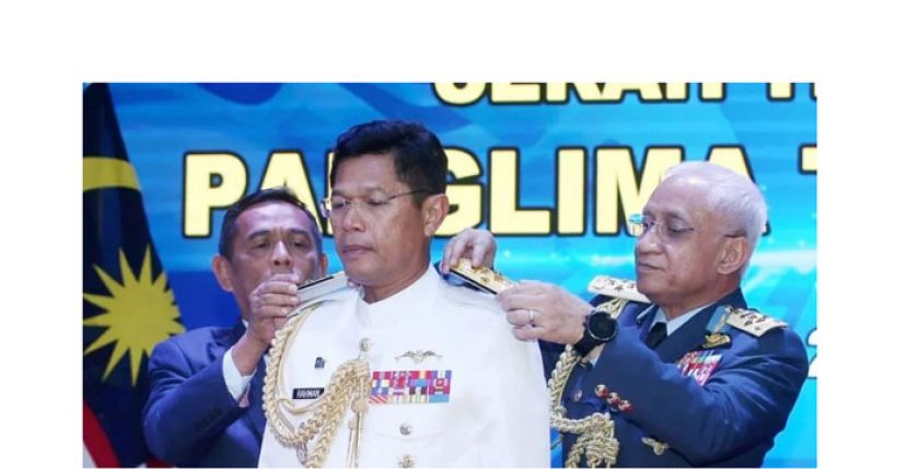 丹斯里阿芬迪布昂(右)为新人海军司令拿督阿都拉曼(中)别上军衔。