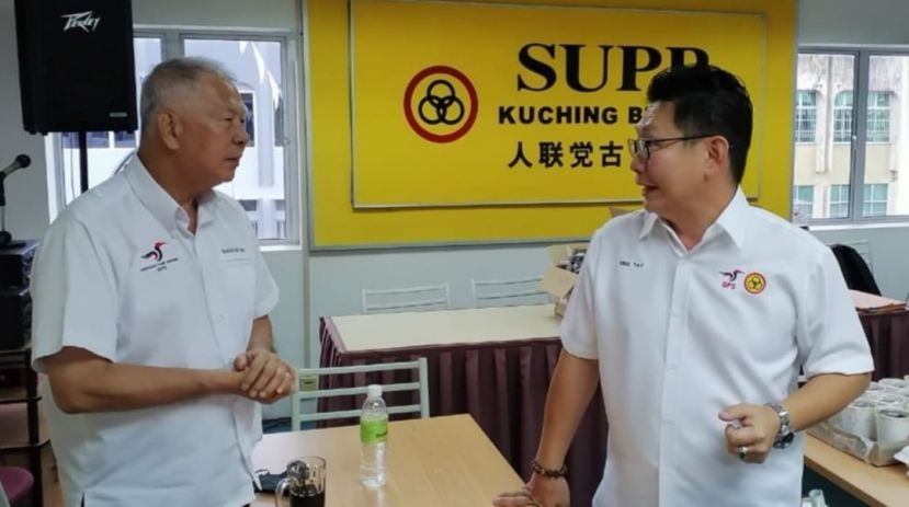 砂盟古晋市区国区候选人郑志国同人联党秘书长拿督陈超耀交流。
